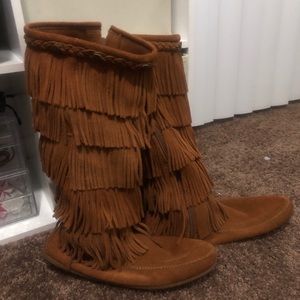5 fringe Minnetonka Mocassins sz 10